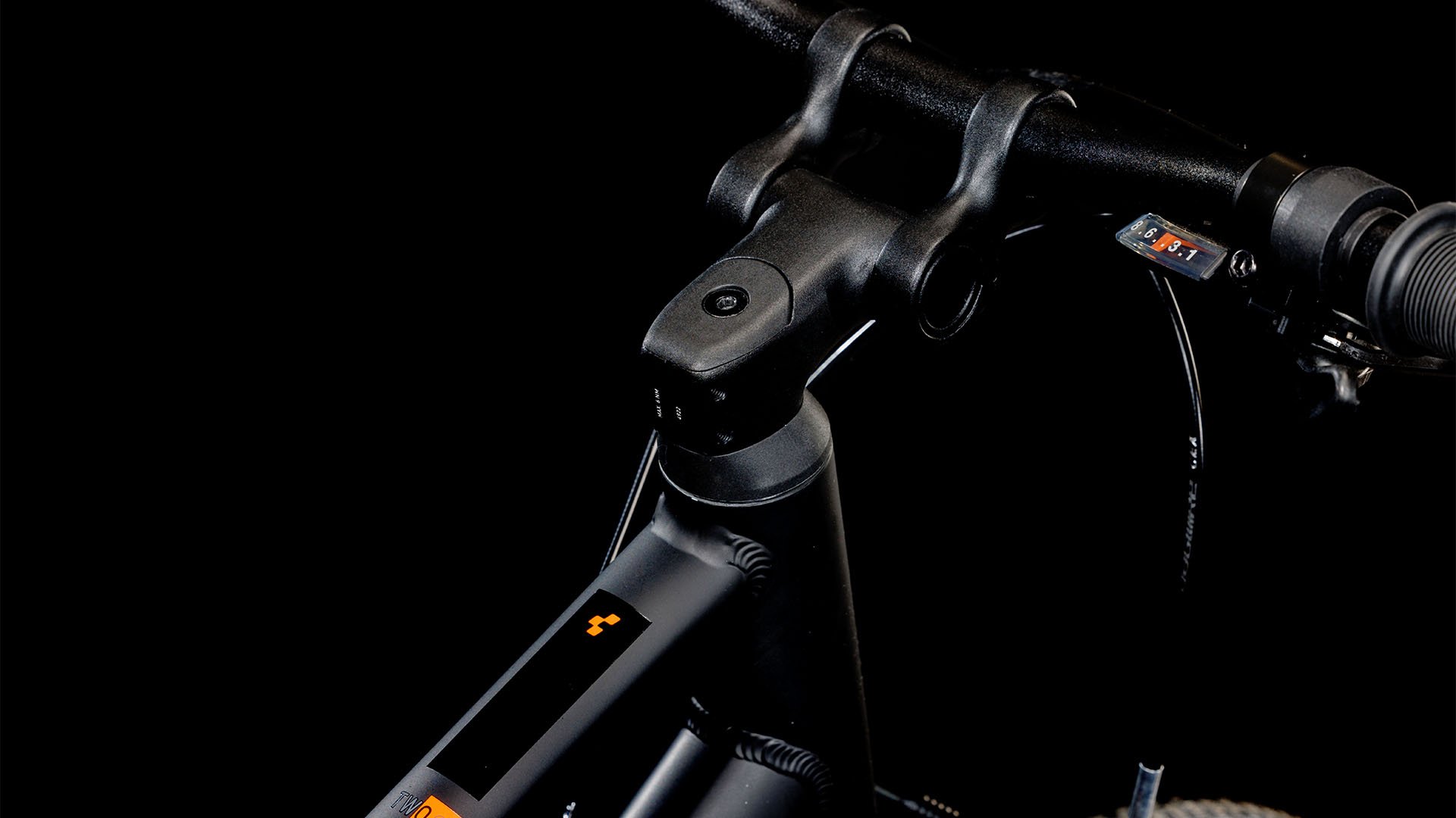 numove-200-black-orange-4-1638116.jpg